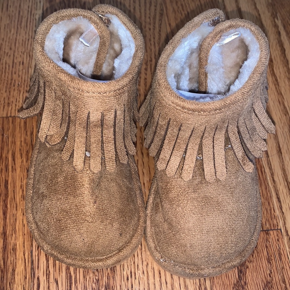 Never worn H&M moccasin boots. Size 4-5